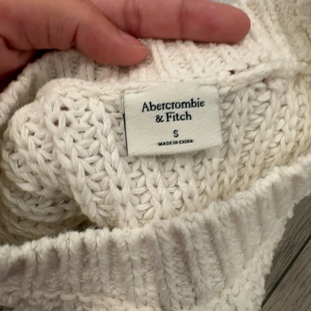 Abercrombie & Fitch Cream Knit Sleeveless Sweater Vest Size S - Picture 3 of 4
